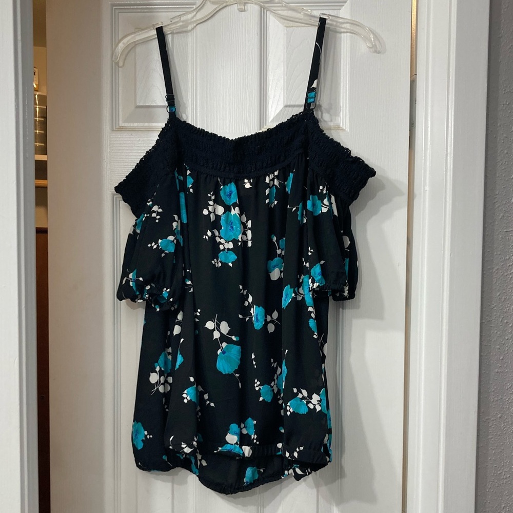 Polyester floral print, off the shoulders